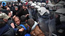 Недовольные беженцы перекрыли дорогу, разграбили склад и избили жителя