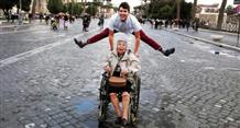 Семья по-гречески: внук устроил римские каникулы своей 83-летней бабушке (видео)