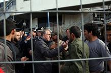 Беженцы не пустили в лагерь в Афинах министра миграционной политики Греции (видео)