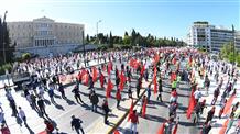 Карантин в Афинах: первомайская демонстрация с дистанцией (фото, видео)